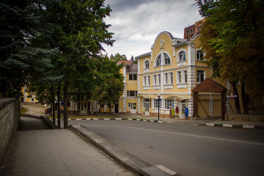 Кисловодск ул островского. Кисловодск. Улица Герцена. Кисловодск парк улица Герцена. Гостевой дом на Герцена Кисловодск. Гостевой дом Кисловодск ул Герцена 3а.